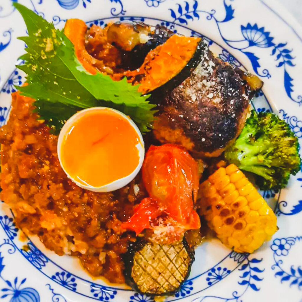 自家製ハンバーグon, 糸島豚と夏野菜トマトのキーマカレー