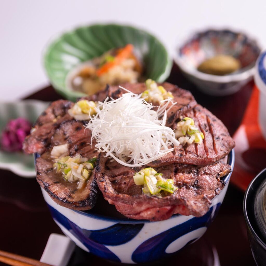 山の幸網焼き牛タン丼御膳