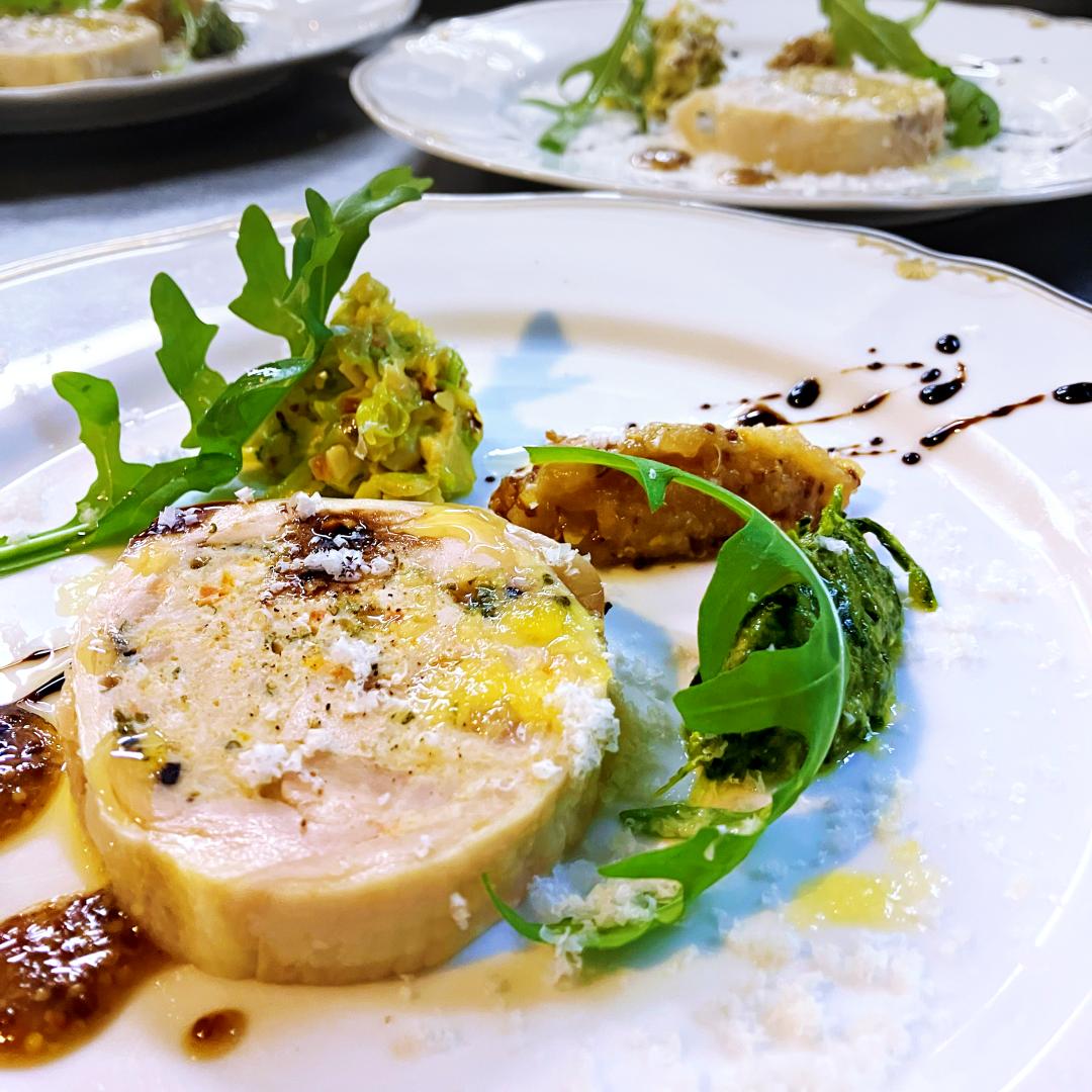 フォアグラを詰めたAMATAKE赤鶏のロトーロ ～リンゴのモスタルダを添えて～＜クリスマスコース2025＞