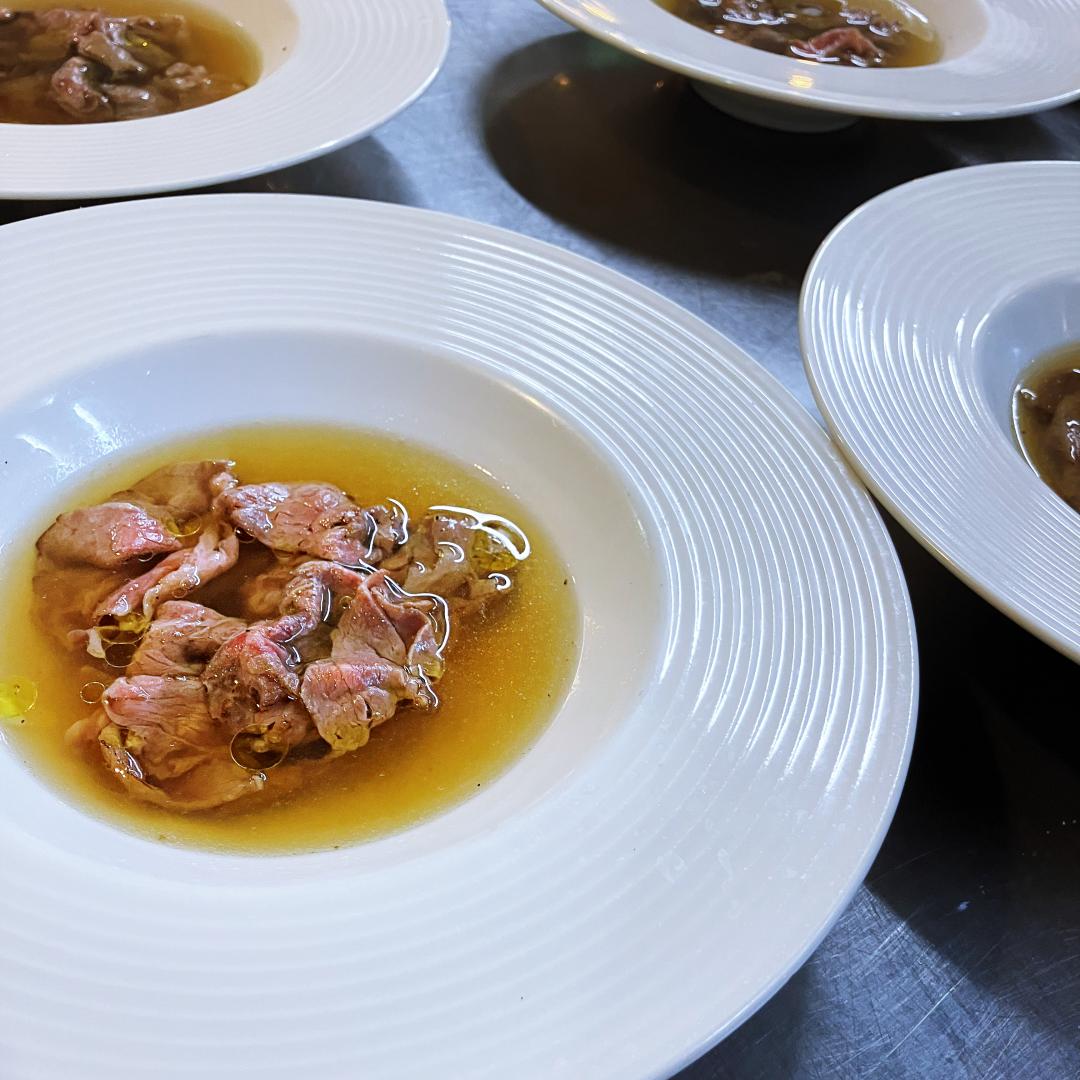 軽く炙った和牛入りのコンソメスープ＜クリスマスコース2025＞