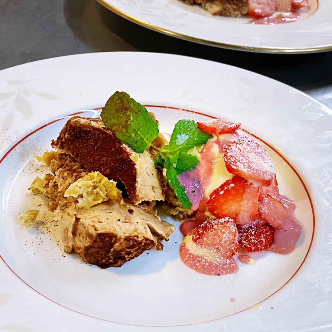 イタリア産 栗のティラミス、自家製のジェラート 苺のソース＜クリスマスコース2025＞