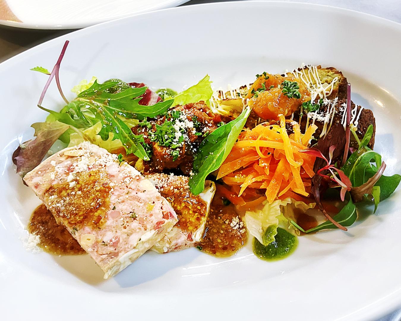 【前菜の盛り合わせ5種】パテ・ド・カンパーニュ、フリッタータ、仏産生ハム、キャロット ラぺ、鮮魚のカルパッチョ 等々＜マンジャーレ＞