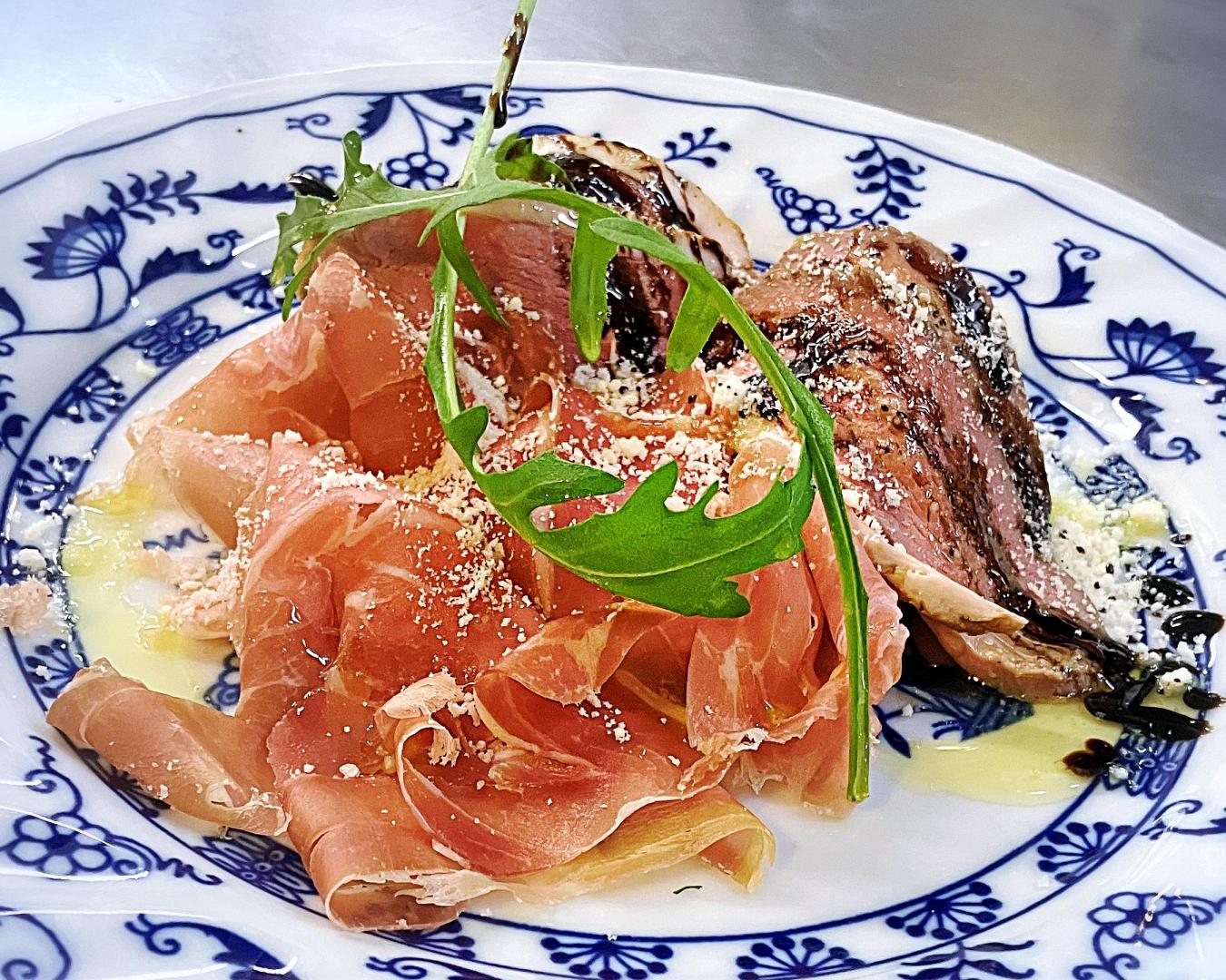 【前菜の盛り合わせ5種】パテ・ド・カンパーニュ、フリッタータ、仏産生ハム、キャロット ラぺ、鮮魚のカルパッチョ 等々＜マンジャーレ＞